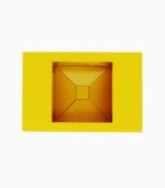 홀로그램 상자 만들기의 완성품을 아래쪽에서 바라보고 찍은 사진으로 사각형의 노란색 상자에 홀로그램 형상을 만들어 주는 렌즈가 중앙에 위치해 있습니다.