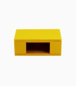 홀로그램 상자 만들기의 완성품을 정면에서 바라보고 찍은 사진으로 사각형의 노란색 상자에 홀로그램 형상을 만들어 주는 렌즈가 중앙에 위치해 있습니다.