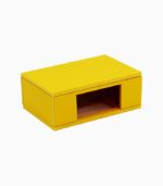 홀로그램 상자 만들기의 완성품을 좌측면 앞에서에서 바라보고 찍은 사진으로 사각형의 노란색 상자에 정면 방향으로 물체를 올려놓을 수 있는 공간이 뚫려 있고 홀로그램 형상을 만들어 주는 렌즈가 중앙에 위치해 있습니다.
