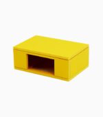 홀로그램 상자 만들기의 완성품을 우측면 앞에서에서 바라보고 찍은 사진으로 사각형의 노란색 상자에 정면 방향으로 물체를 올려놓을 수 있는 공간이 뚫려 있고 홀로그램 형상을 만들어 주는 렌즈가 중앙에 위치해 있습니다.