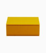 홀로그램 상자 만들기의 완성품을 좌측면 뒤에서 바라보고 찍은 사진으로 노란색 육면체의 박스 모양을 하고 있습니다.