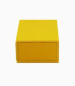홀로그램 상자의 완성품을 측면에서 바라본 사진으로 노란색 정육면체 박스 모양입니다.