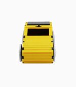 태양광 자동차 만들기 상품의 완성품을 정면에서 바라본 이미지입니다. 노란색 차체위에 스위치와 태양광 전지판이 부착되어 있습니다.