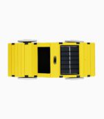 태양광 자동차 만들기 상품의 완성품을 위에서 바라본 이미지입니다. 노란색 차체위에 스위치와 태양광 전지판이 부착되어 있습니다.